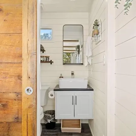 New The Sunrise Cozy Container Home Fredericksburg Exterior photo